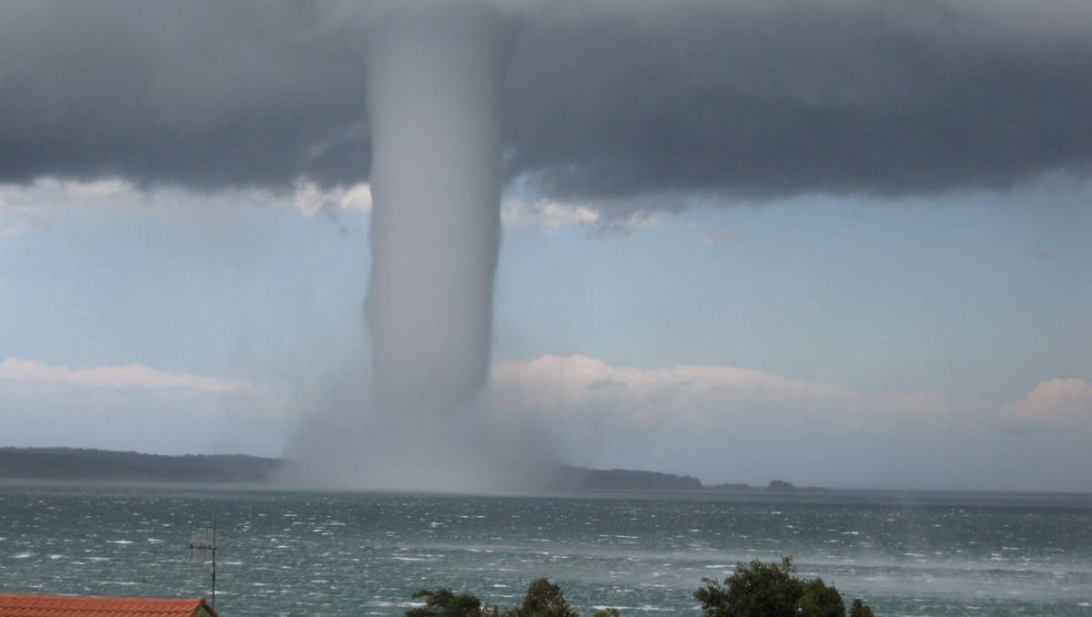 Giant waterspout offshore from Batemans Bay. Image Credit: Len Tompkins